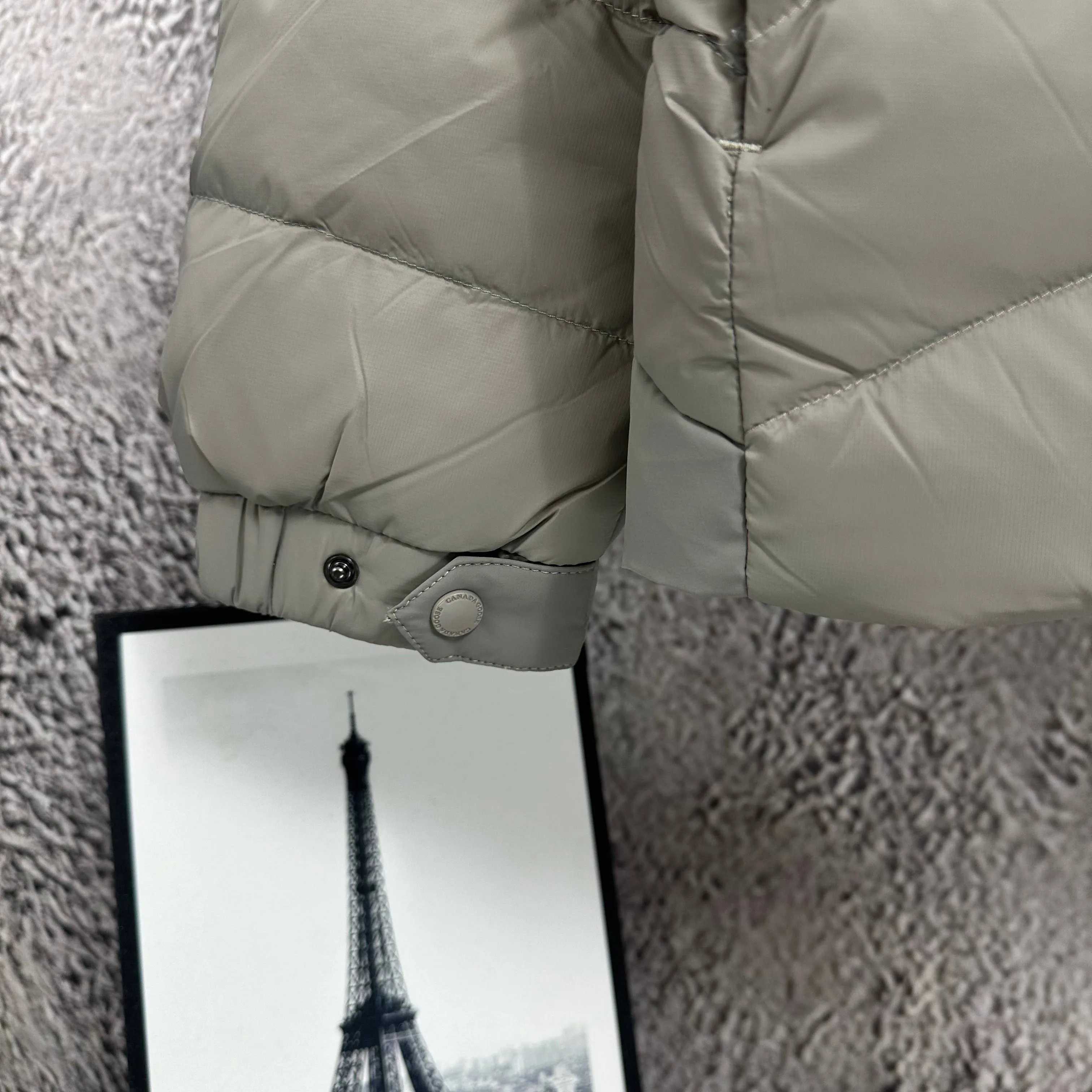 P960 𝙉𝙚𝙬⚜️ CANADA*GOOSE Canada Goose 25-year winter light down jacket, 90 white duck down filling, windproof and wear-resistant, splicing design upper body effect does not appear bloated Color: Apricot Black Size: 48-56